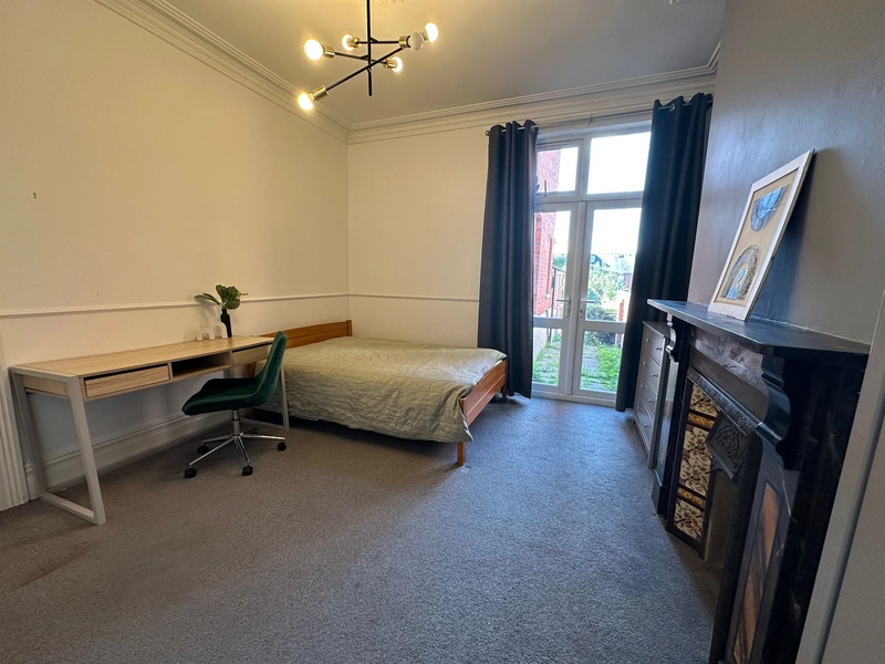 6 bedroom, 3 Bathroom - West end student property! - Thumbnail 3